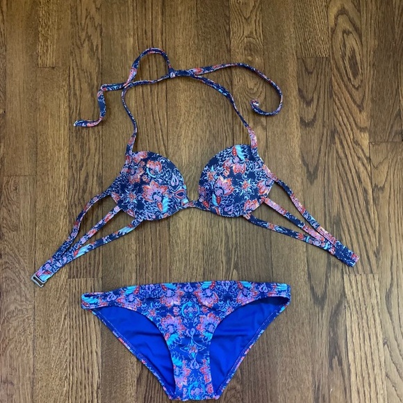 Hollister Swimsuit Set - Picture 1 of 6